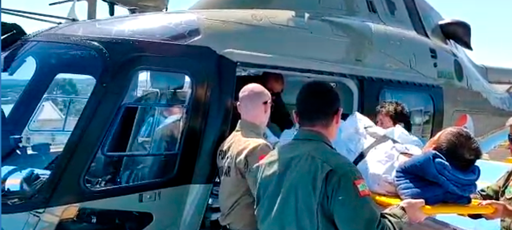 Policial sendo embarcado na aeronave | print de vídeo/38º BPM/divulgação