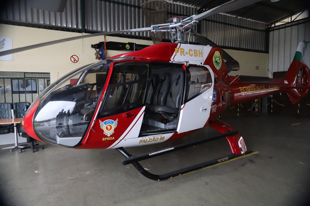 O Governo do Estado enviará, neste domingo (08), um helicóptero e oficiais do Corpo de Bombeiros para auxiliar nas operações de emergência em Santa Catarina. Foto: Geraldo Bubniak/AEN