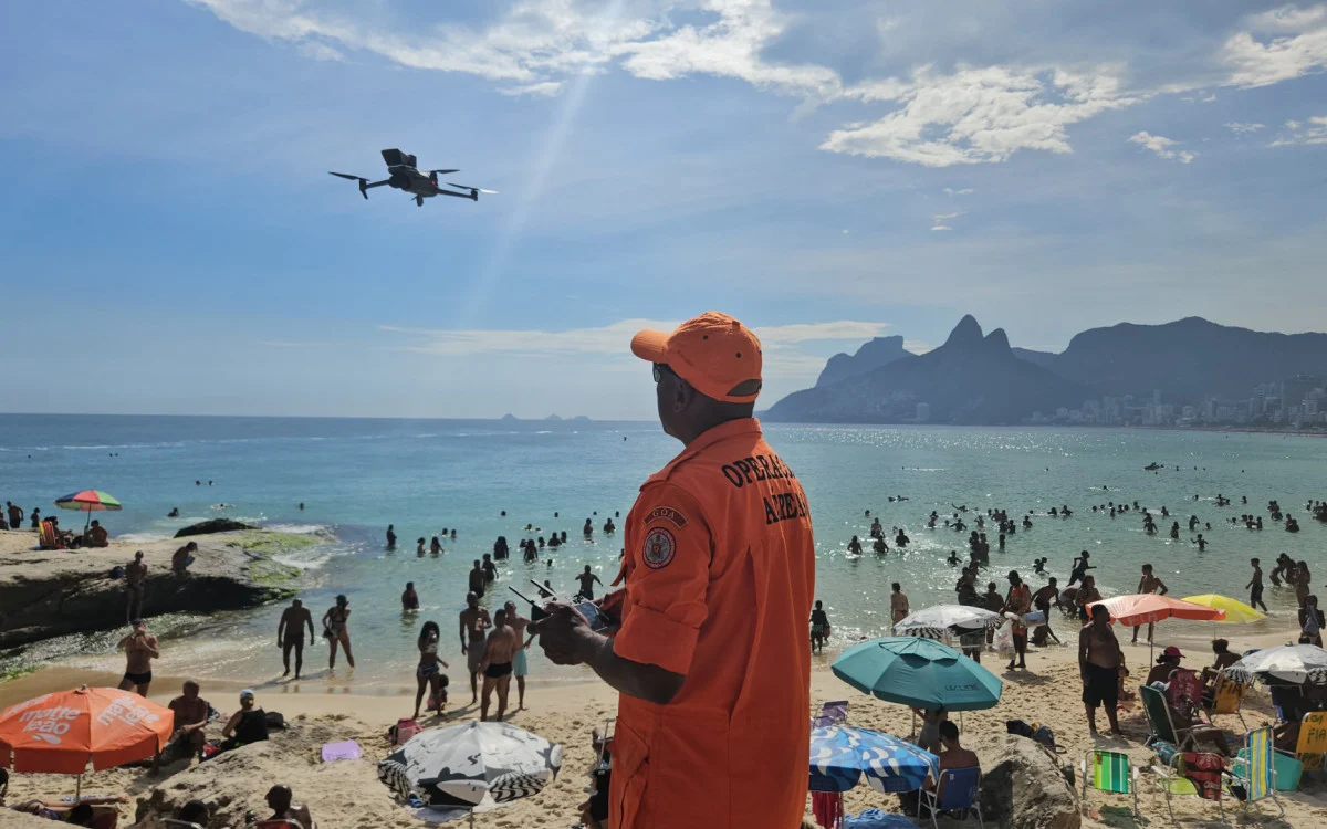 Corpo de Bombeiros aposta em drones falantes para evitar afogamentos Ângela Góes / CBMERJ