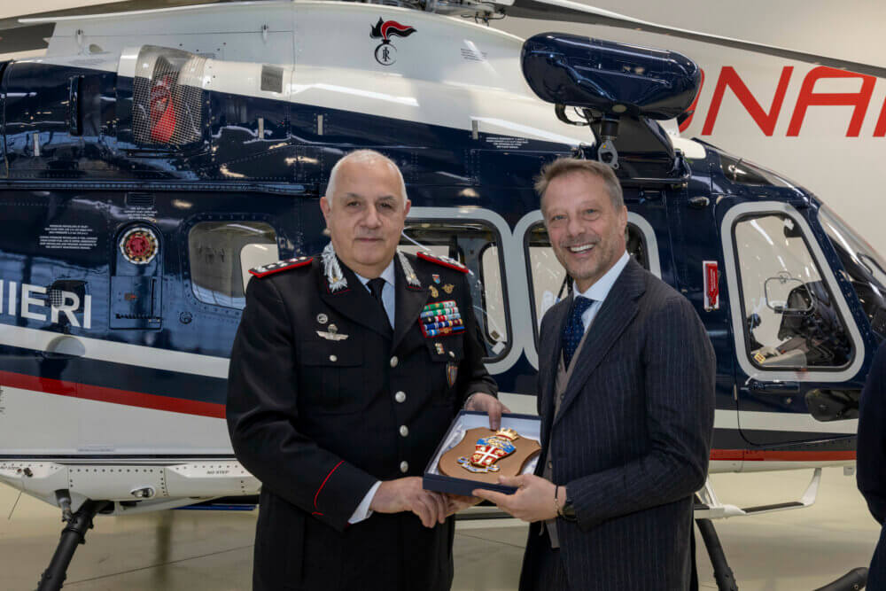 Comandante Geral dos Carabinieri, Tenente General Teo Luzi, com o co-gerente geral de Leonardo, Lorenzo Mariani. Leonardo Foto