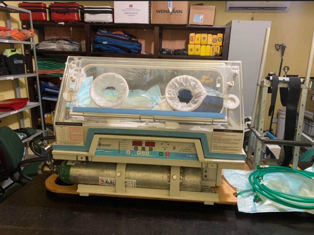 Legenda: Incubadora neonatal que pode ser instalada nas aeronaves do Ciopaer para manter a vida de bebês prematuros Foto: Igor Pires